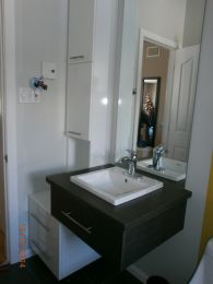 Vanité de salle de bain suspendue en mélamine & lingerie mélamine lustrée - Réalisation d'Armoires BMS